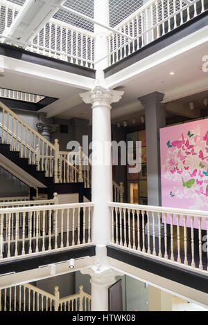 Scale e atrio nel Museo Peranakan di Singapore. Foto Stock