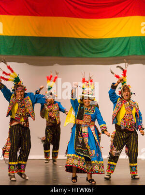 ARLINGTON, VIRGINIA, STATI UNITI D'AMERICA - boliviano balli folk gruppo esegue la danza Tinku durante la competizione. Arlington ha un grande Bolivia comunità di immigrati. Foto Stock