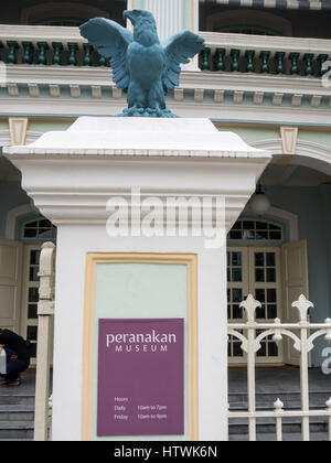 Statuetta di aquila alato su un pilastro all'ingresso del Museo Peranakan di Singapore. Foto Stock