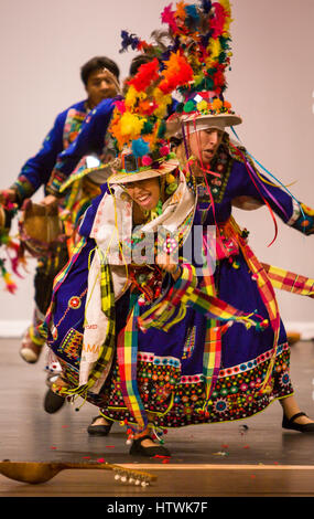 ARLINGTON, VIRGINIA, STATI UNITI D'AMERICA - boliviano balli folk gruppo esegue la danza Tinku durante la competizione. Arlington ha un grande Bolivia comunità di immigrati. Foto Stock