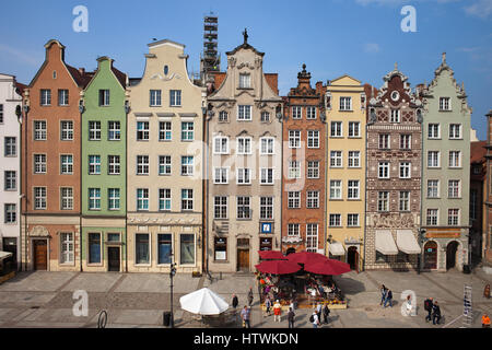 La Polonia, la città di Gdansk, storico le case borghesi con gables lungo Mercato Lungo (Dlugi Targ) principale strada pedonale nel centro storico della città Foto Stock