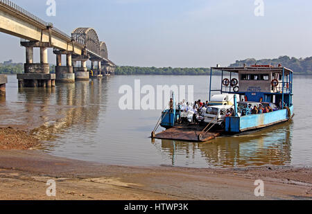 Traghetto trasferimenti passeggeri e veicoli attraverso il Fiume Zuari in Goa, India. I traghetti sono utilizzati nei casi in cui non vi è nessun ponte di connettività. Foto Stock