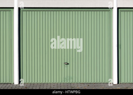 Impianto di rimessaggio con porte verdi Foto Stock