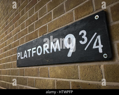 Piattaforma ( & 3/4, per il treno per la scuola di Hogwarts per le procedure guidate da Harry Potter storie, alla stazione di King Cross a Londra, Inghilterra. Foto Stock