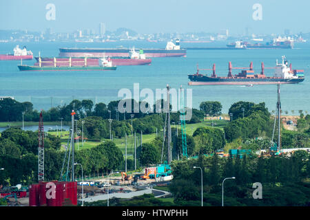 Le navi ancorate in ancoraggio orientale off di Marina Bay, Singapore. Foto Stock