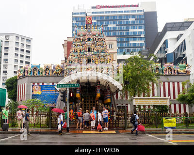 I turisti in piedi nella parte anteriore del Sri Veeramakaliamman tempio in Little India di Singapore. Foto Stock