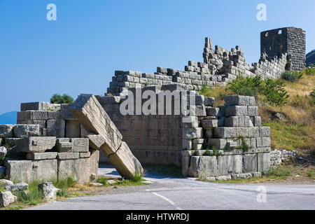 Il famoso Arcadian Gate nel sito archeologico dell'antica Messene nel Peloponneso, Grecia Foto Stock