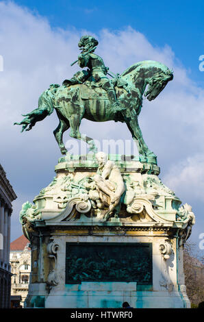 Statua equestre del Principe Eugen Savoyai di fronte allo storico Palazzo Reale nel Castello di Buda. Budapest, Ungheria. Foto Stock