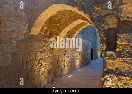 Un suggestivo insieme di archi sopravvivere tra le rovine della Cittadella di Gozo. Foto Stock