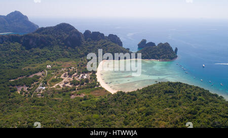 Antenna fuco foto di Loh Lana Bay beach, parte iconica tropical Phi Phi island, Thailandia Foto Stock
