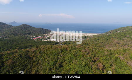 Antenna fuco foto vista posteriore di Loh Lana Bay, parte iconica tropical Phi Phi island, Thailandia Foto Stock