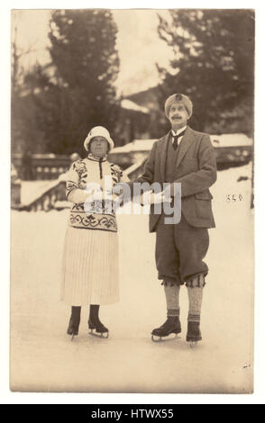 Primi del novecento cartolina del giovane nei loro abiti migliori pattinaggio, possibilmente in Germania o in Austria Foto Stock