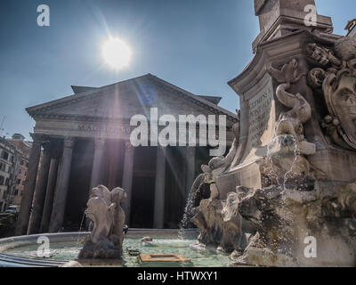 Pantheon dall'esterno con fontana nella parte anteriore Foto Stock