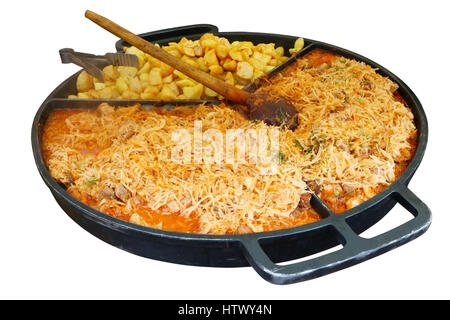 Via fast-food - patate con stufati di cavolo e carne di maiale in ferro grande padella. Isolato Foto Stock