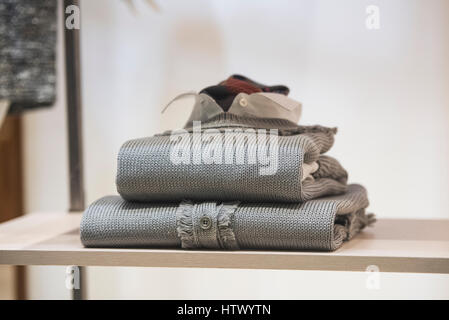 Gli uomini vestiti su un ripiano in un negozio Foto Stock