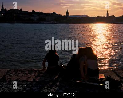 Le tre ragazze seduta sul Danubio Foto Stock