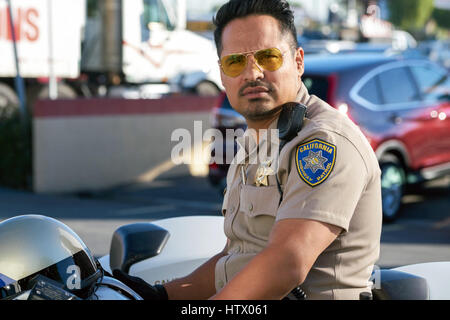 Chip è un imminente American commedia d'azione buddy cop film scritto e diretto da Dax Shepard, sulla base degli anni settanta-1980s serie televisiva con lo stesso nome creato da Rick Rosner. Il film stelle Shepard come Officer Jon Baker e Michael Pena come Frank 'Ponch Poncherello". Questa fotografia è per il solo uso editoriale ed è il copyright del film company e/o il fotografo assegnato dal film o società di produzione e può essere riprodotto solo da pubblicazioni in congiunzione con la promozione del film di cui sopra. Un credito per il film company è richiesto. Il fotografo deve anche b Foto Stock