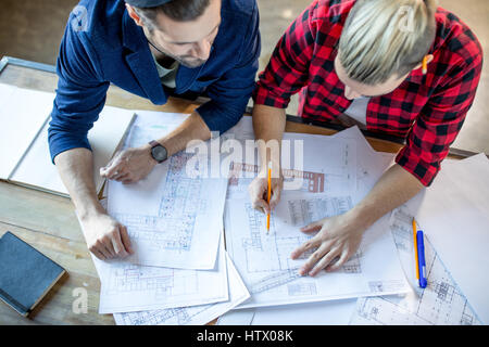 Architetti discutendo blueprints Foto Stock