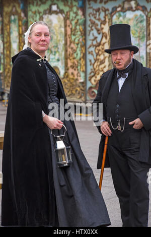 Florence Nightingale, signora della lampada, con l'uomo adatto per fumatori di sigari vittoriano a festa di Natale a Portsmouth, Hants, England Regno Unito nel mese di novembre Foto Stock