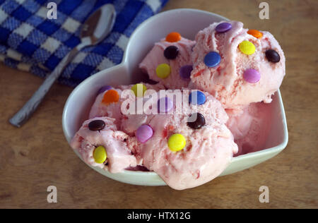 Fusione di gelato alla fragola con smarties Foto Stock