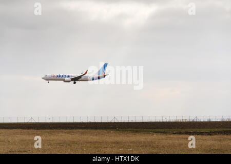 RUZYNE, Repubblica Ceca - 12 Marzo: Flydubai aeroplano atterrano su Vaclav Havel aeroporto su Marzo 12, 2017 in Ruzyne, Repubblica Ceca. Foto Stock