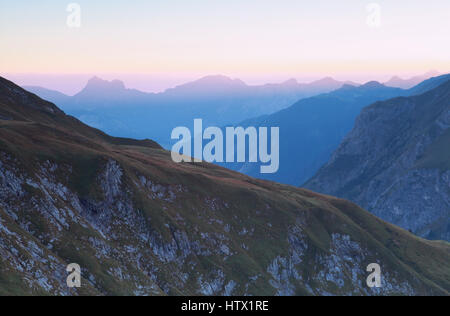 Montagna cresta sagome nel crepuscolo prima del sorgere del sole Foto Stock