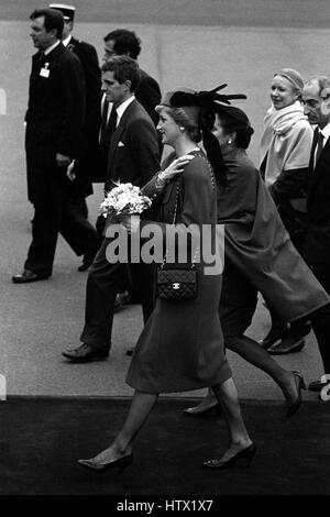 La Principessa di Galles, indossando una Chanel rosso cappotto di lana con bottoni oro, guarnita con un Red Hat rifinito con piume, arriva all'aeroporto di Orly, nei pressi di Parigi, per un periodo di cinque giorni di visita ufficiale con il marito il Principe Charles. Foto Stock