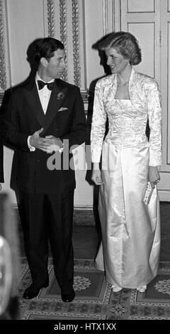 Il principe e la Principessa di Galles chat assieme prima il banchetto presso il Elysee Palace, Parigi, all'inizio del loro cinque giorni di visita ufficiale in Francia. Foto Stock