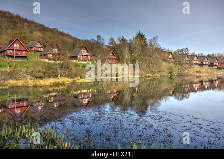 Barend Villaggio Vacanze HDR con acqua emergente di piante in primo piano. Barend Holiday Village, Dumfries and Galloway, Scotland, Regno Unito. Foto Stock