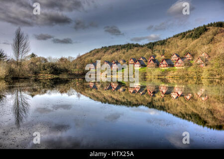 Barend Villaggio Vacanze riflessa in Loch con tree HDR. Barend Holiday Village, Dumfries and Galloway, Scotland, Regno Unito. Foto Stock