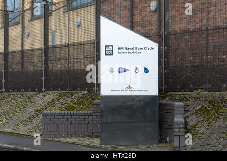 HM Base Navale Clyde - Faslane cancello sud segno Foto Stock