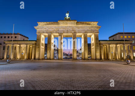 Il retro della Porta di Brandeburgo a Berlino di notte Foto Stock