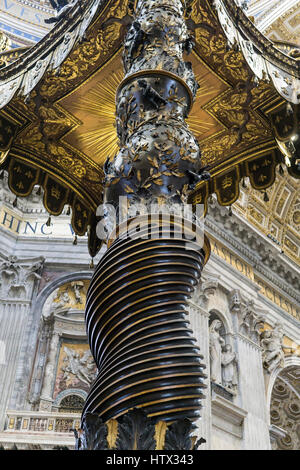 Berninis baldacchino nella Basilica di San Pietro (1506-1626) in Vaticano, Roma, Italia. Foto Stock