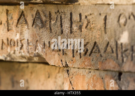 Iscrizione sulla vecchia tomba in lingua greca. Caratteri e simboli. Geroglifici Foto Stock