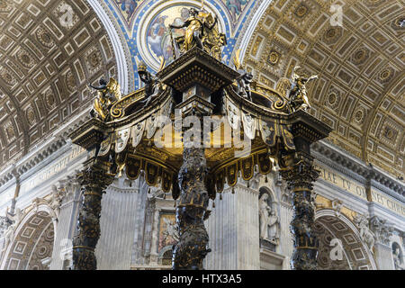 Berninis baldacchino nella Basilica di San Pietro (1506-1626) in Vaticano, Roma, Italia. Foto Stock