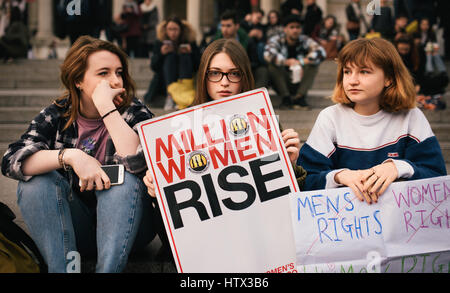 Londra, Regno Unito. Xiv Mar, 2017. I manifestanti in Trafalgar Square al decimo annuale di milioni di donne luogo marzo. I milioni di donne luogo marzo è una donne e bambini solo evento, con lo scopo di evidenziare e contrastare la violenza maschile contro le donne e i bambini. Foto: Giacobbe Sacks-Jones/Alamy Live News. Foto Stock