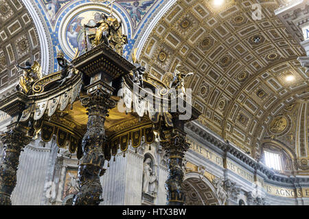 Berninis baldacchino nella Basilica di San Pietro (1506-1626) in Vaticano, Roma, Italia. Foto Stock