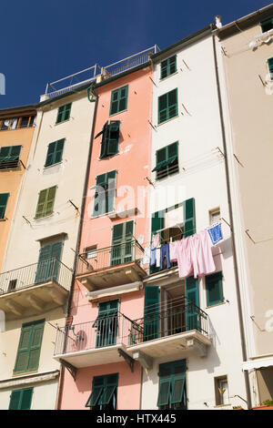 Facciate di edifici con i vestiti appesi ad asciugare, Portovenere, provincia della Spezia, Italia Foto Stock