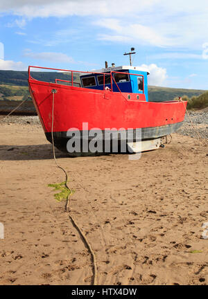 Una barca che si siede sul Barmouth Sands, Barmouth, Galles, Europa Foto Stock