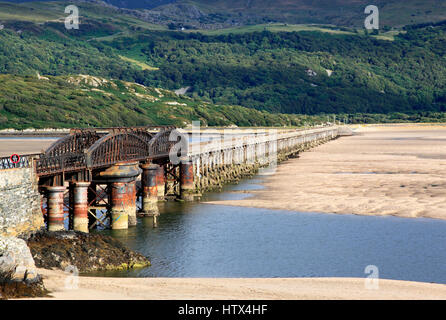 Barmouth Bridge fornisce un attraversamento su Mawddach Estuary per la Cambrian Coast della ferrovia, Barmouth, Gwynedd, Galles, Europa Foto Stock