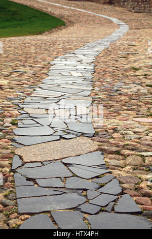 Sentiero in pietra al vecchio castello. Vilnius, Lituania. Foto Stock