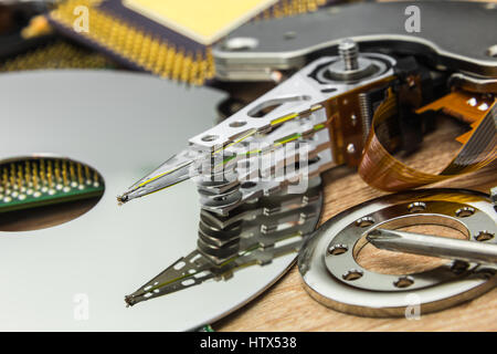Piatto, braccio attuatore ed asse con attuatore del disco rigido smontato con in PC service Foto Stock
