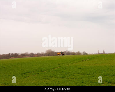 Un grazioso campo in Aresford con un trattore. Foto Stock