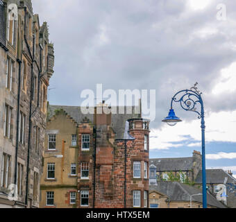 Vecchia lampada decorativa post e tenement edifici, la Riva, Leith, Edimburgo, Scozia, Regno Unito Foto Stock