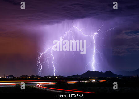 Fulmini durante una tempesta a Tucson, Arizona Foto Stock