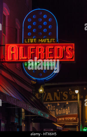 Beale Street è uno dei più visitati strade di Memphis, Tennessee. Famoso per essere il centro per la musica e i ricordi di leggende della musica e della storia. Foto Stock