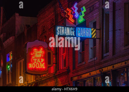 Beale Street è uno dei più visitati strade di Memphis, Tennessee. Famoso per essere il centro per la musica e i ricordi di leggende della musica e della storia. Foto Stock