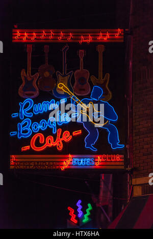 Beale Street è uno dei più visitati strade di Memphis, Tennessee. Famoso per essere il centro per la musica e i ricordi di leggende della musica e della storia. Foto Stock