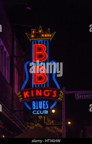 Beale Street è uno dei più visitati strade di Memphis, Tennessee. Famoso per essere il centro per la musica e i ricordi di leggende della musica e della storia. Foto Stock