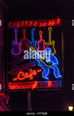 Beale Street è uno dei più visitati strade di Memphis, Tennessee. Famoso per essere il centro per la musica e i ricordi di leggende della musica e della storia. Foto Stock